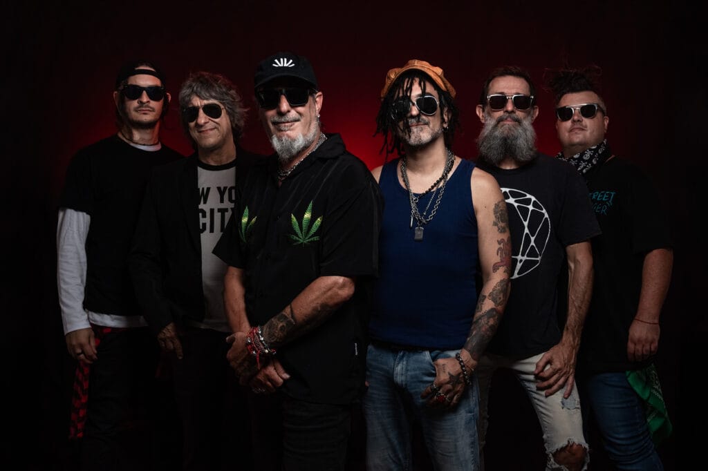 Kapanga, Los Caligaris y Los Estrambóticos lanzan “La crudita”: un antídoto musical para el fin del mundo 2