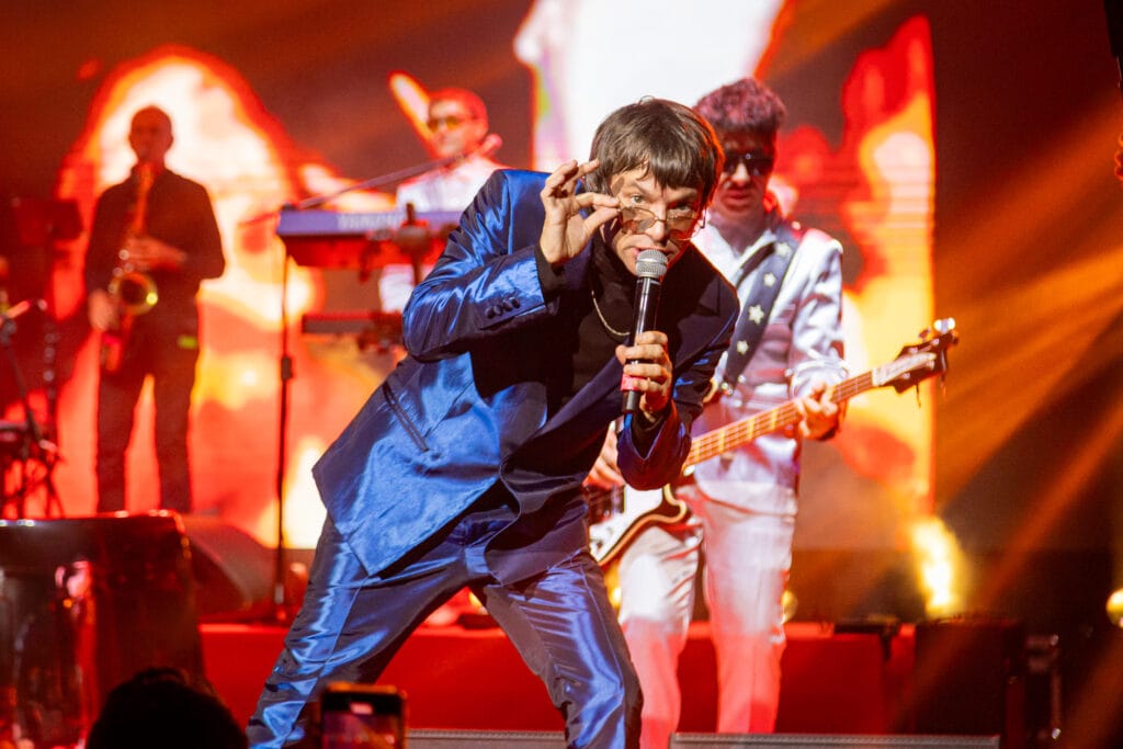 Turf entregó una noche llena de estrellas en un Gran Rex desbordado 14 El frontman Joaquín Levinton
