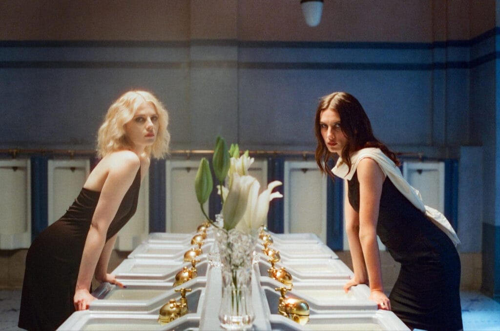 Wolf Alice sorprende con el video de “Just Two Girls” 2 Wolf Alice