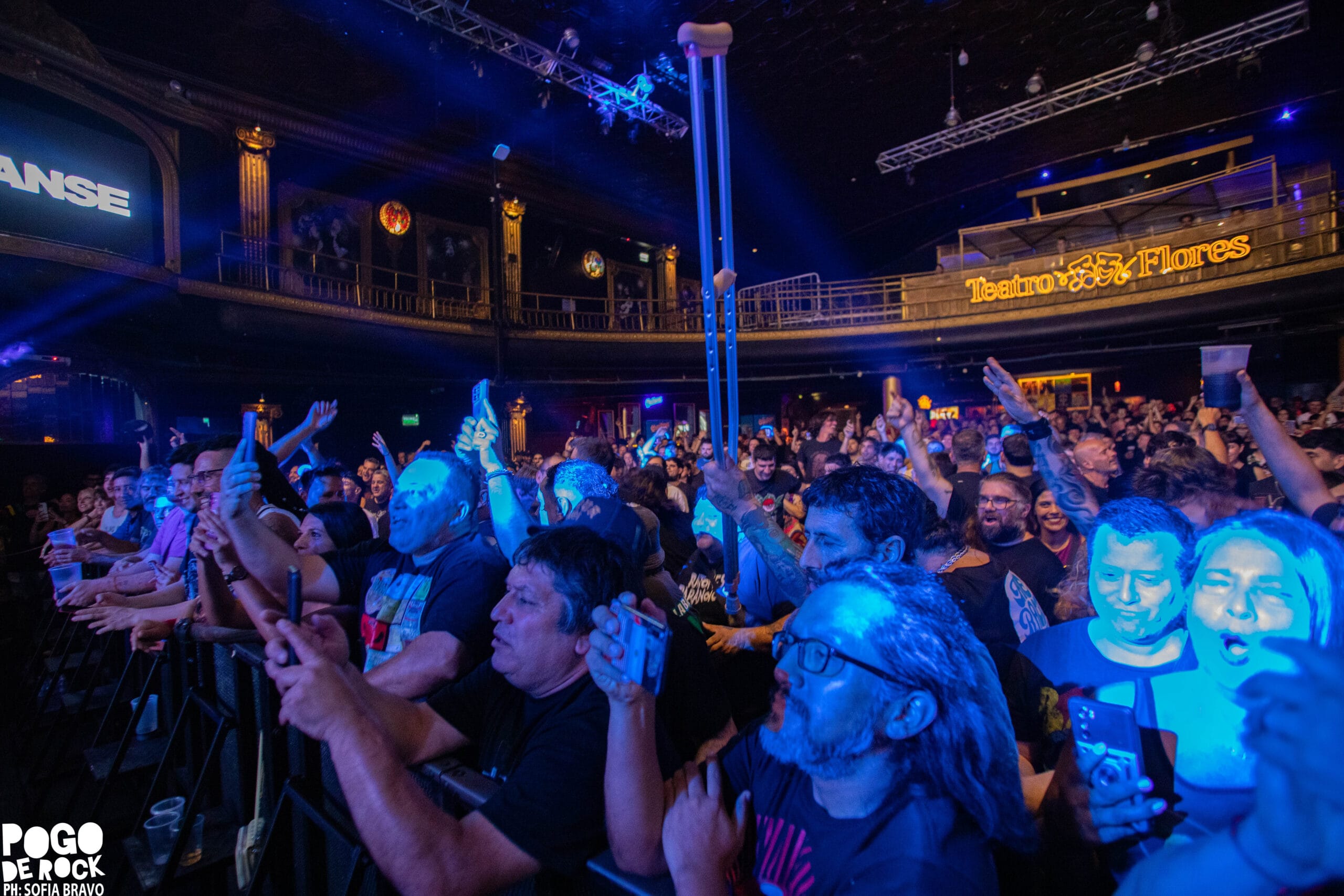 Juanse encendió el Teatro Flores con un show crudo, directo y a puro rock 130