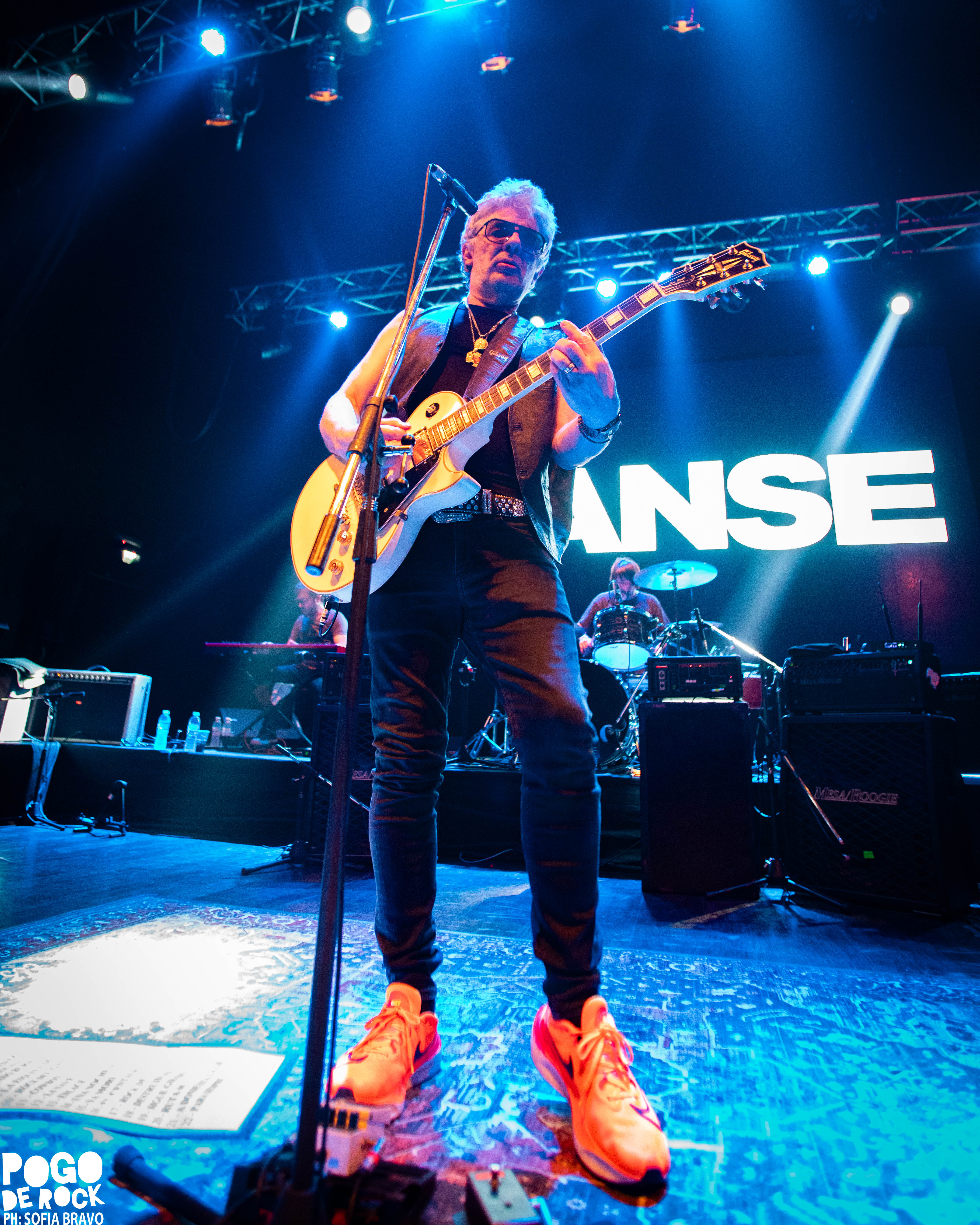 Juanse encendió el Teatro Flores con un show crudo, directo y a puro rock 132