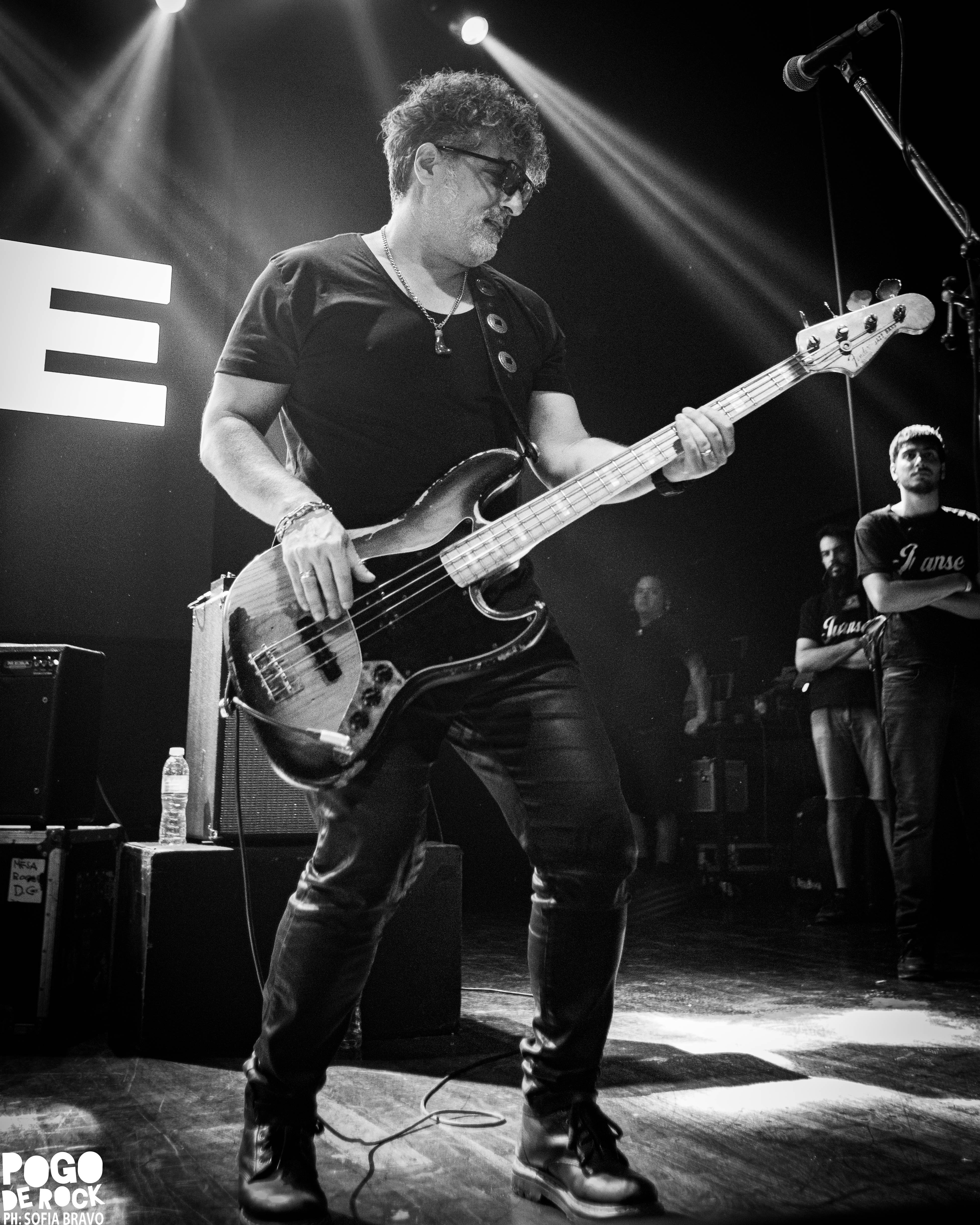 Juanse encendió el Teatro Flores con un show crudo, directo y a puro rock 131