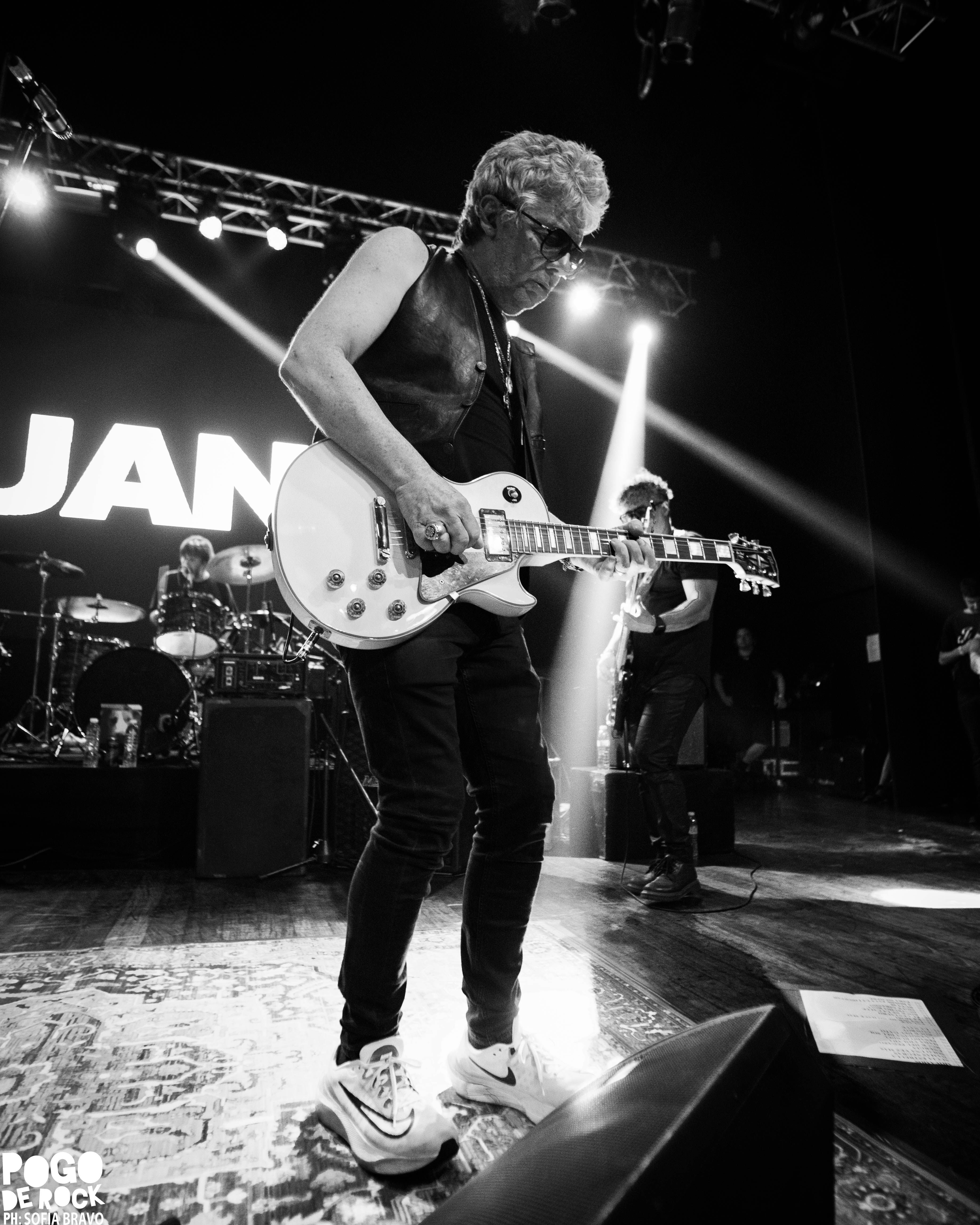 Juanse encendió el Teatro Flores con un show crudo, directo y a puro rock 154