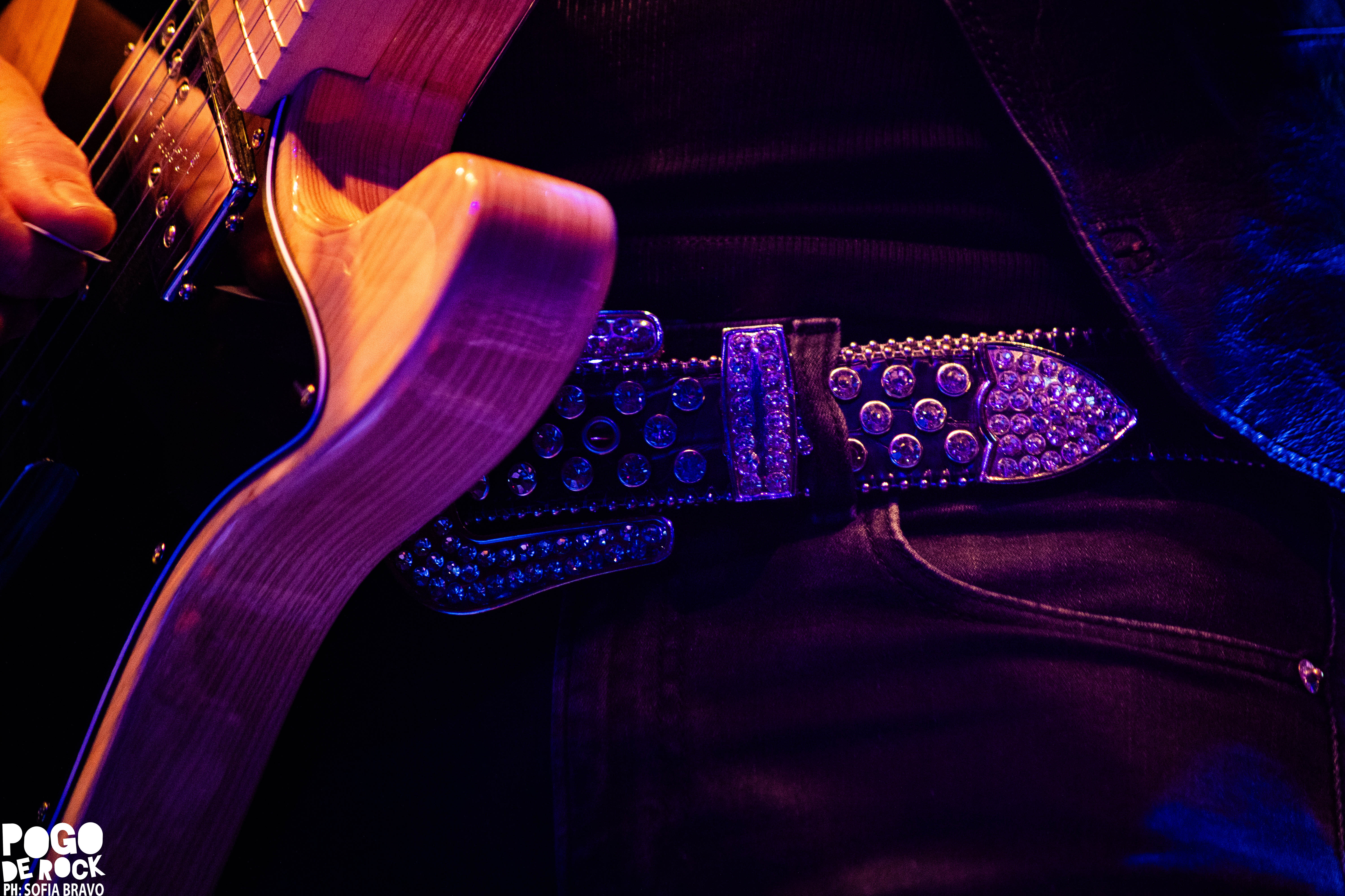 Juanse encendió el Teatro Flores con un show crudo, directo y a puro rock 142