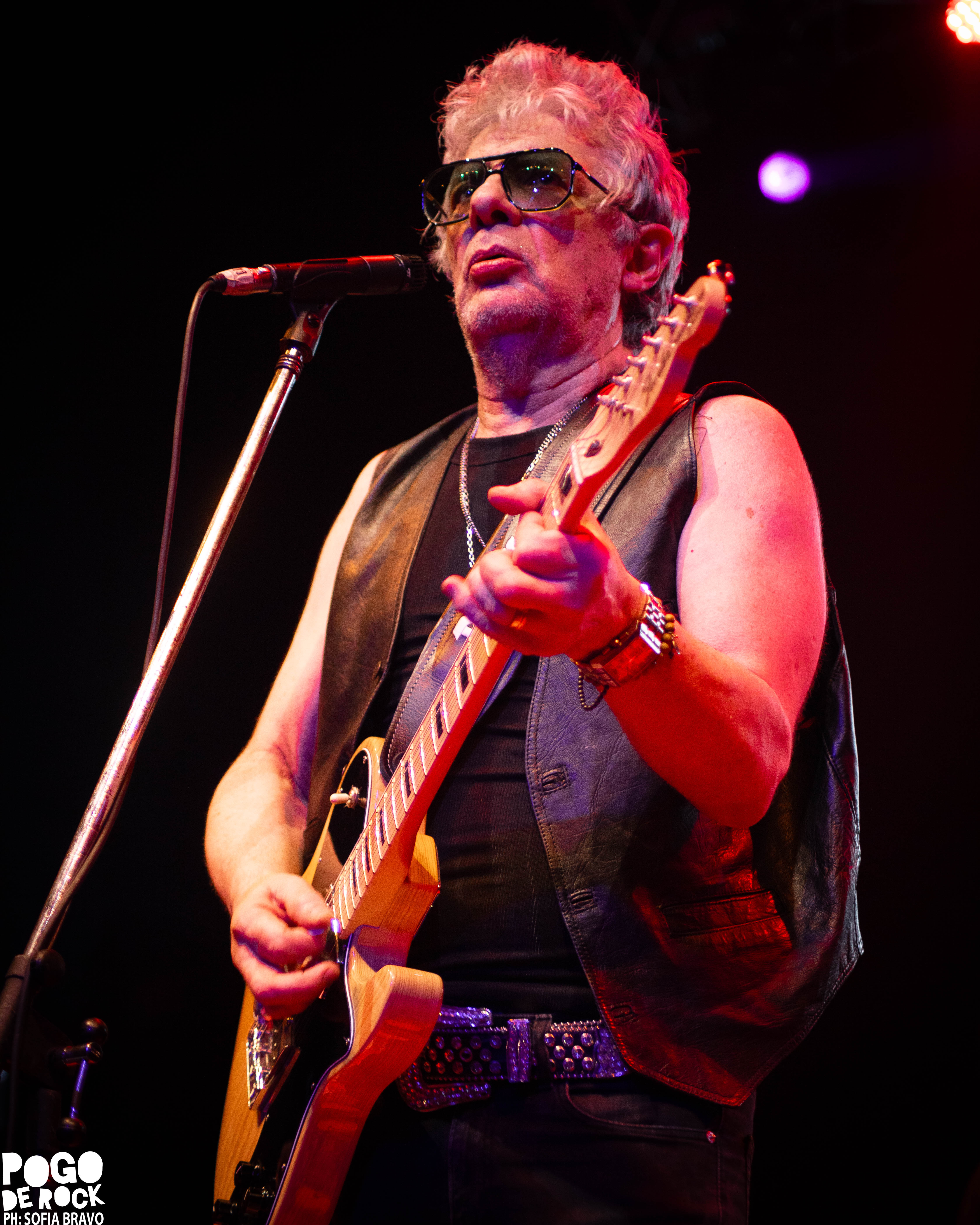 Juanse encendió el Teatro Flores con un show crudo, directo y a puro rock 145