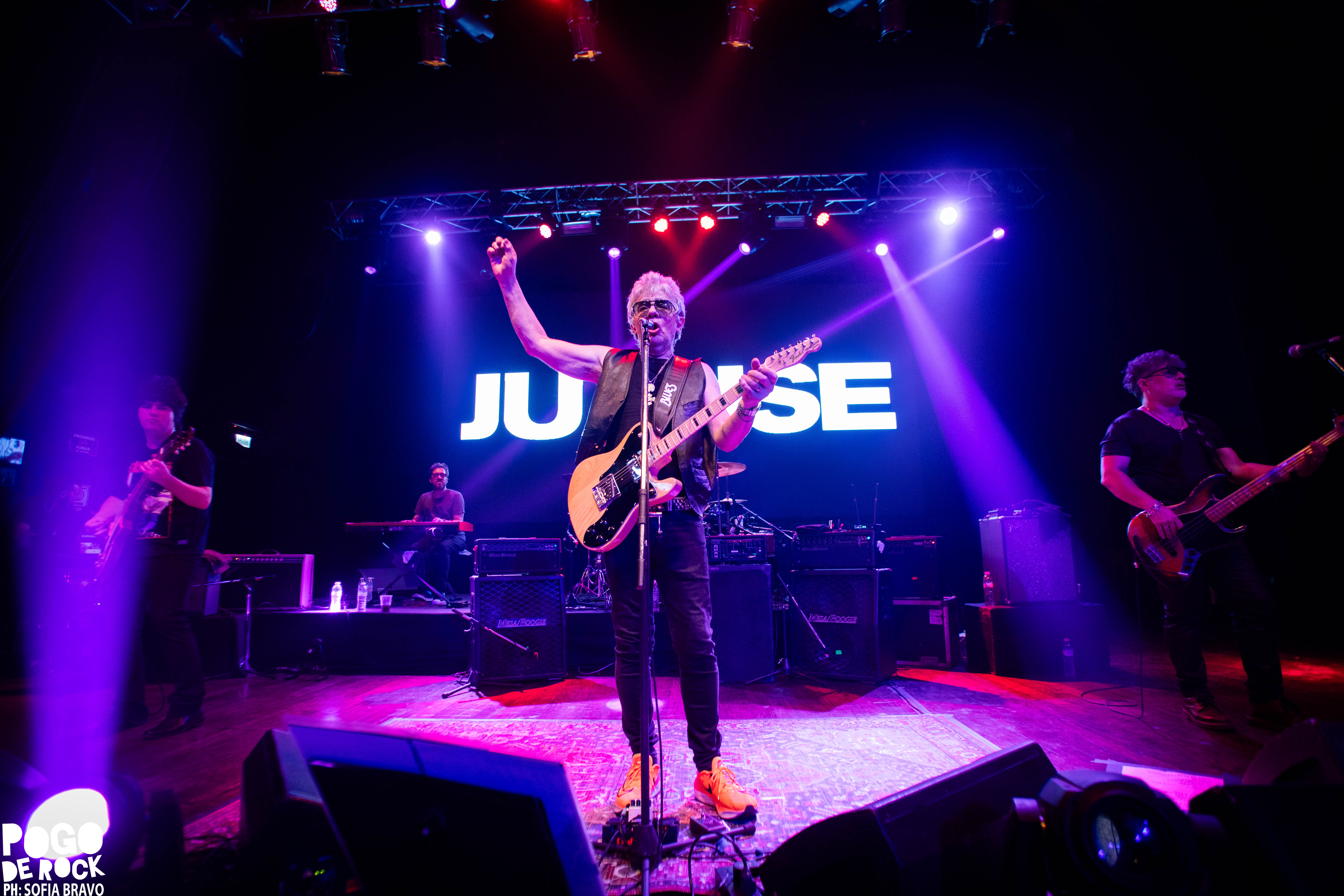 Juanse encendió el Teatro Flores con un show crudo, directo y a puro rock 146