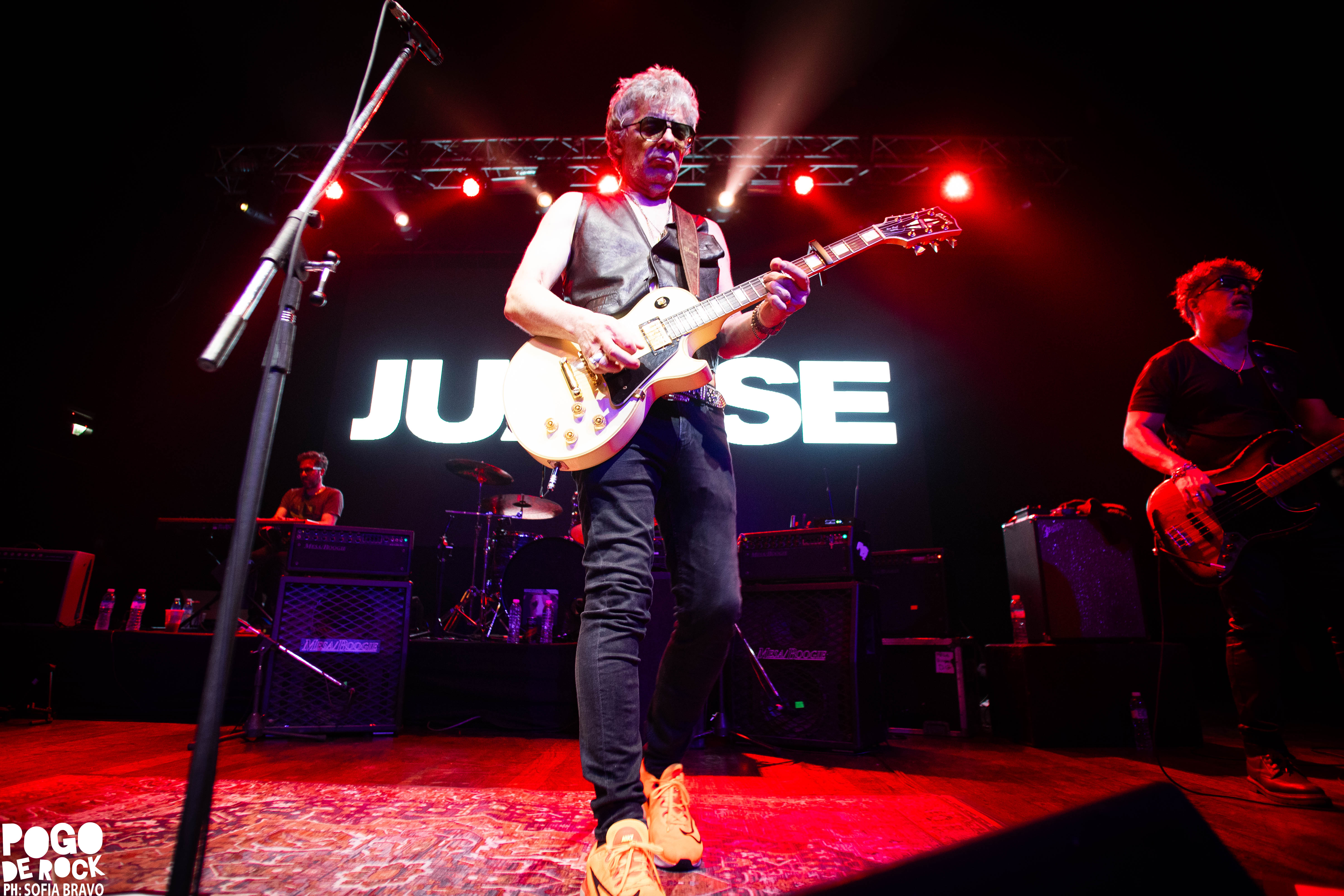 Juanse encendió el Teatro Flores con un show crudo, directo y a puro rock 152