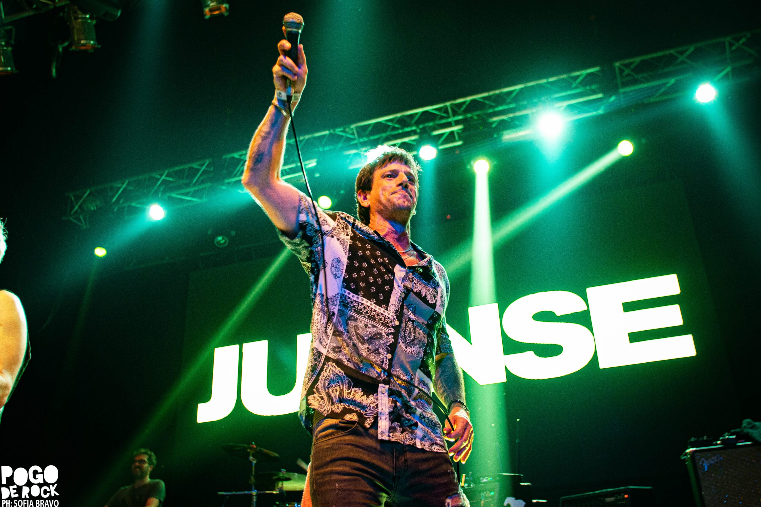 Juanse encendió el Teatro Flores con un show crudo, directo y a puro rock 115