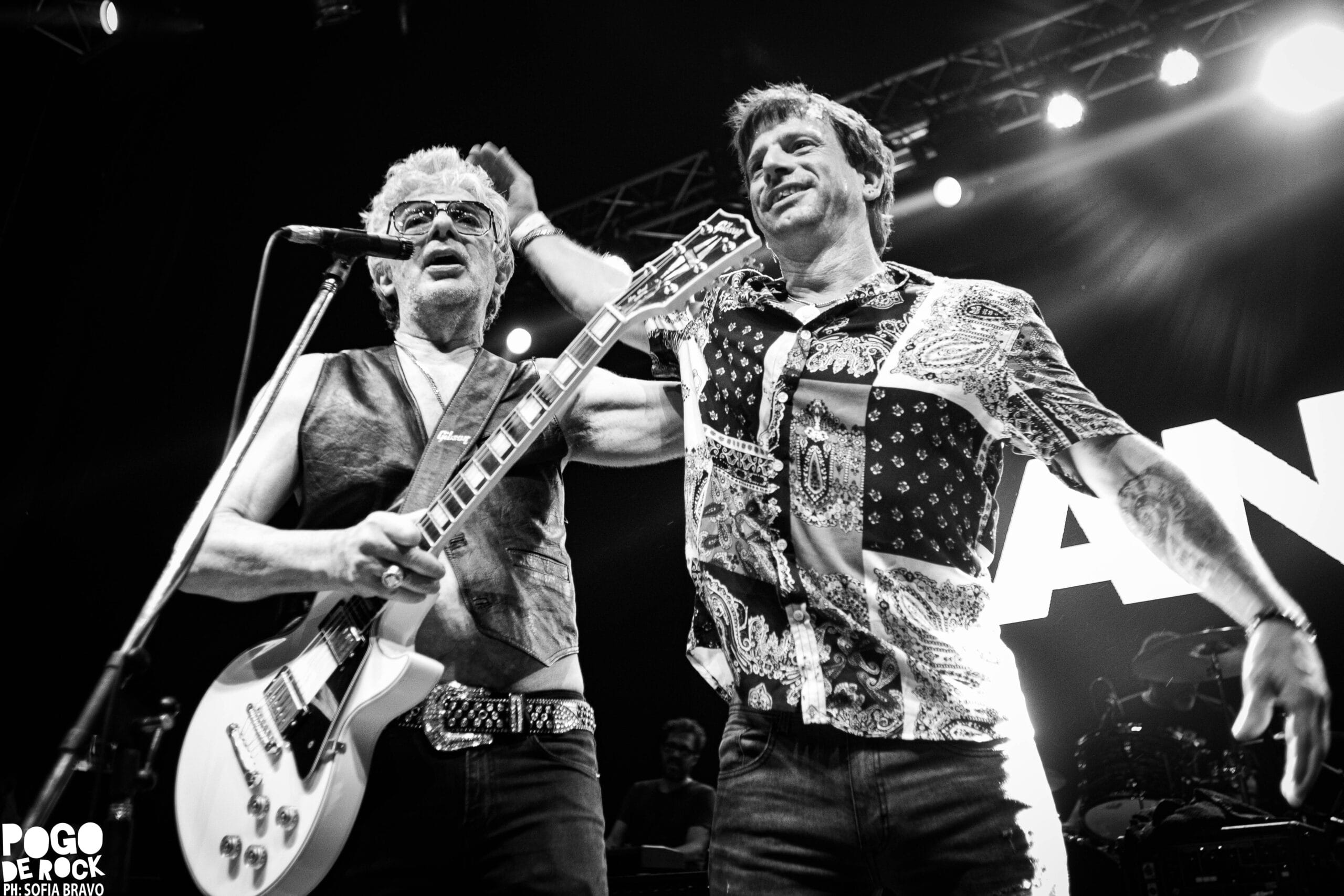 Juanse encendió el Teatro Flores con un show crudo, directo y a puro rock 120