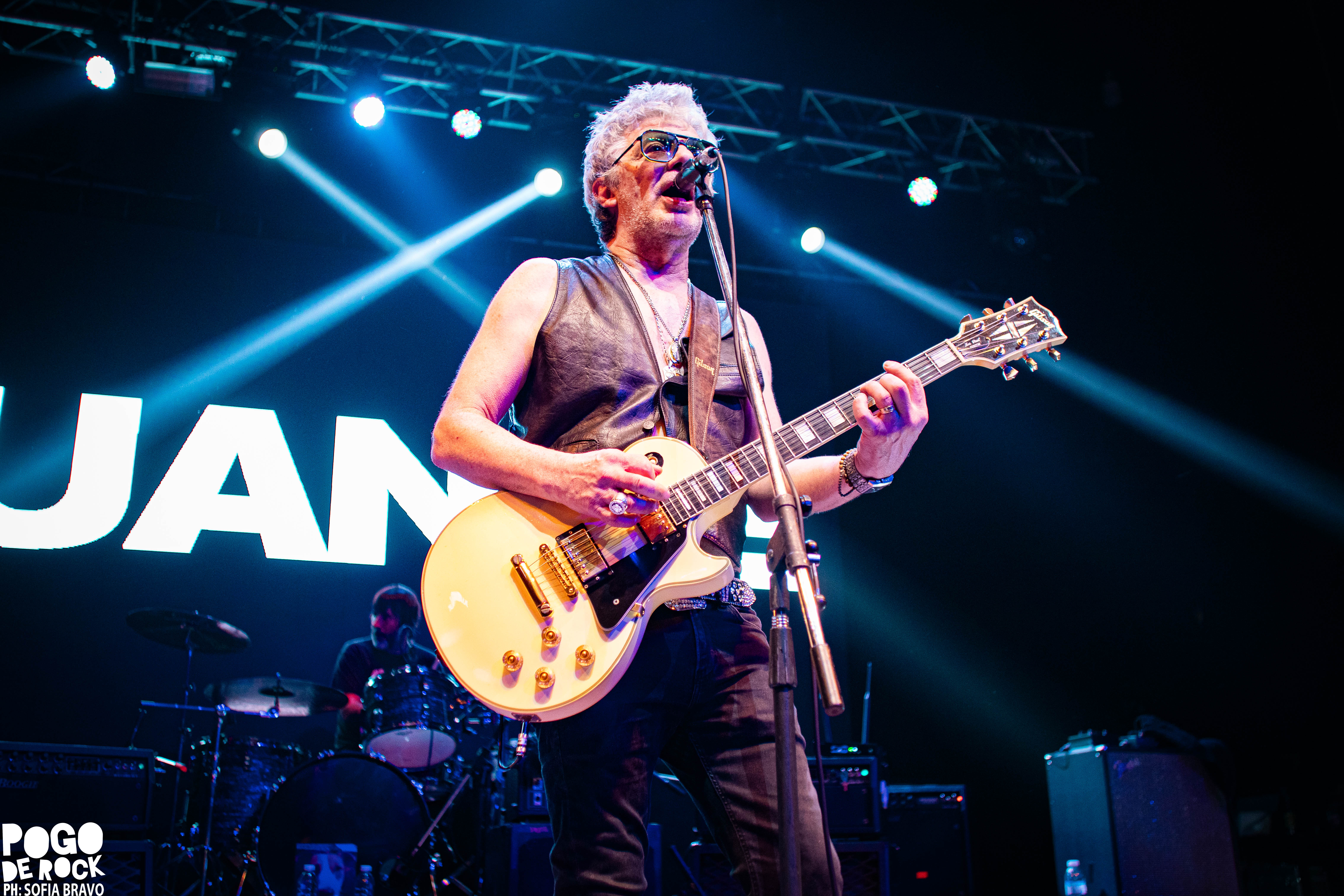 Juanse encendió el Teatro Flores con un show crudo, directo y a puro rock 137