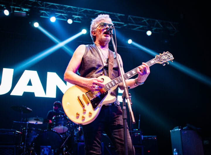 Juanse encendió el Teatro Flores con un show crudo, directo y a puro rock 35 Juanse