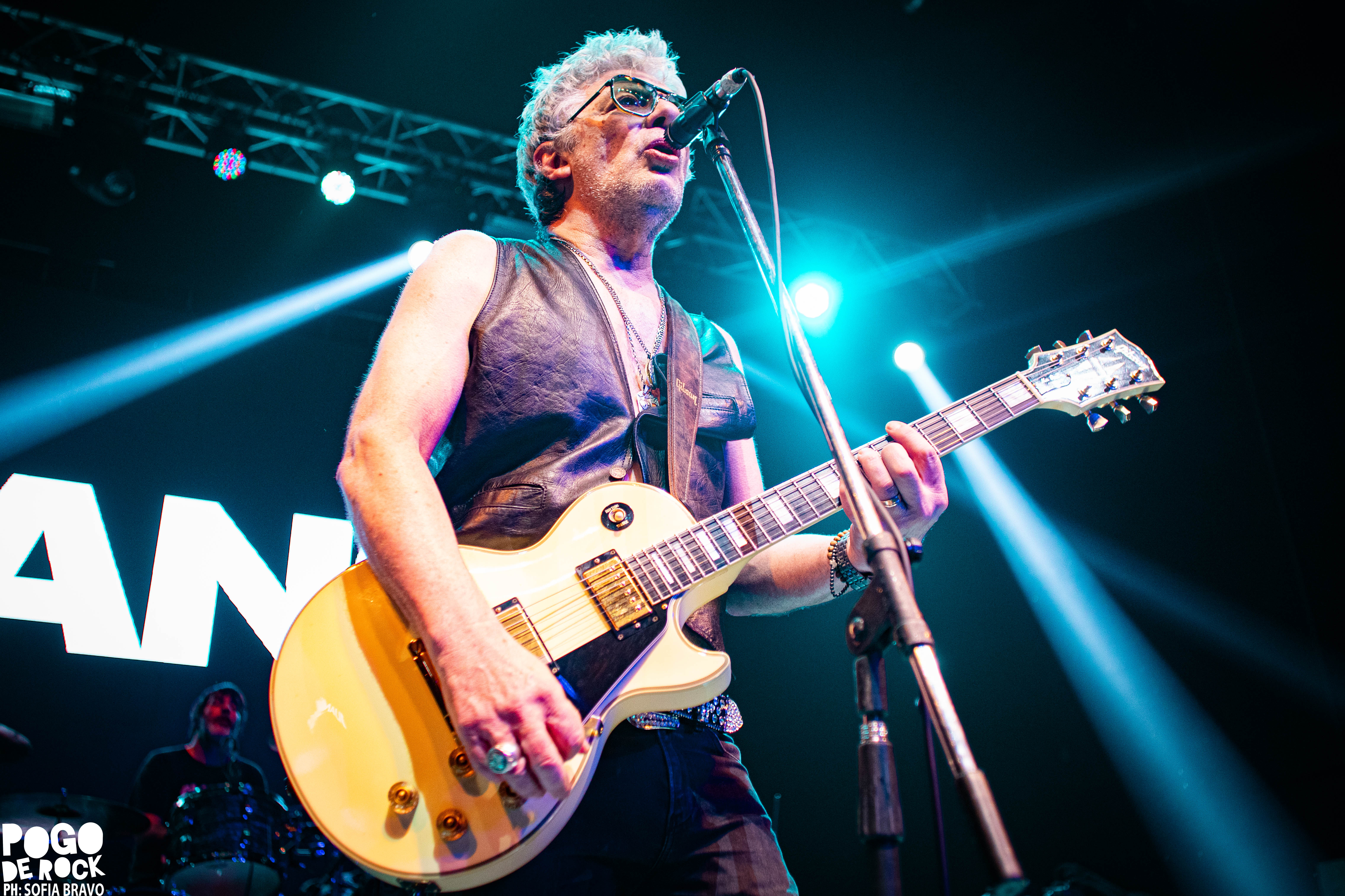 Juanse encendió el Teatro Flores con un show crudo, directo y a puro rock 127