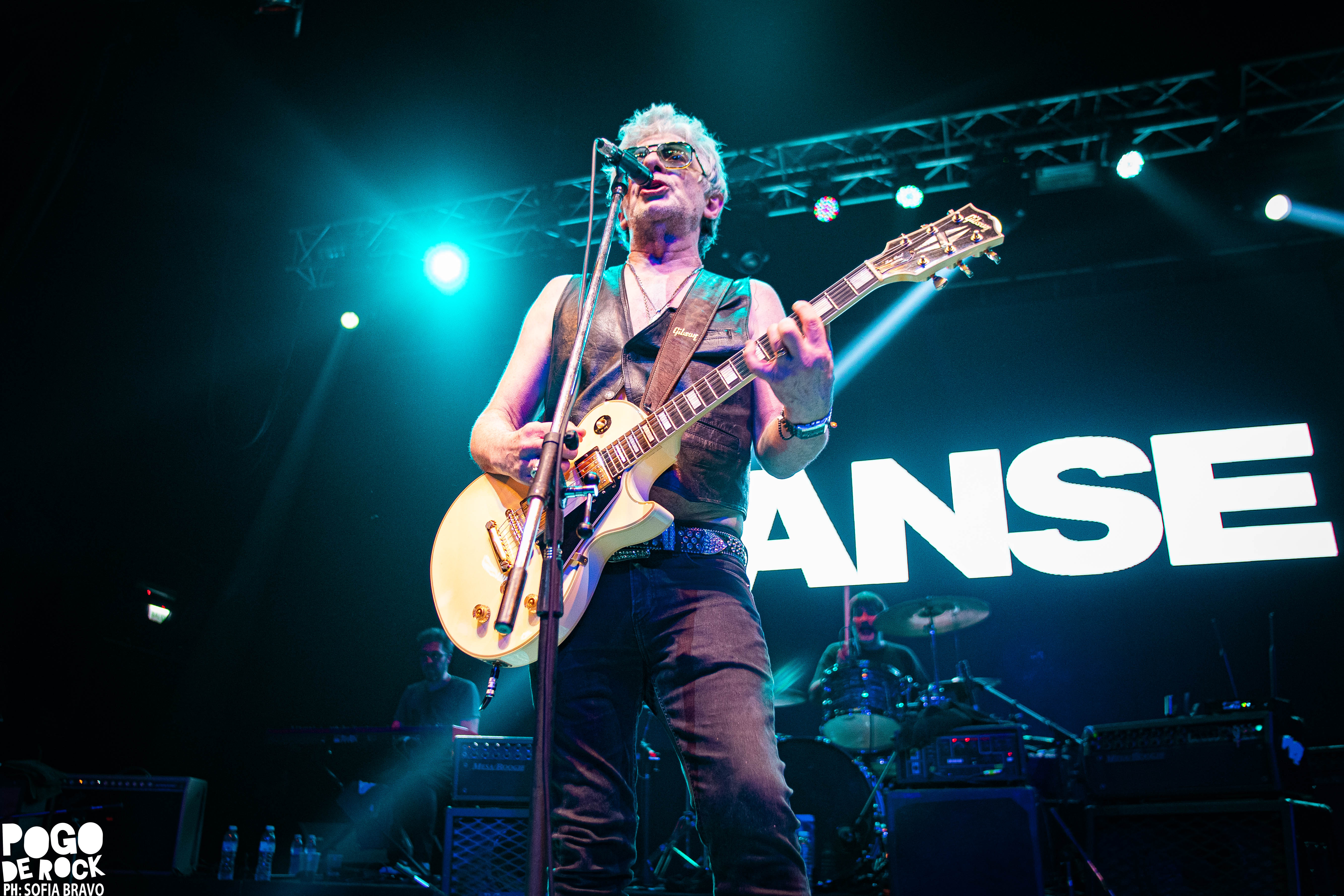 Juanse encendió el Teatro Flores con un show crudo, directo y a puro rock 150