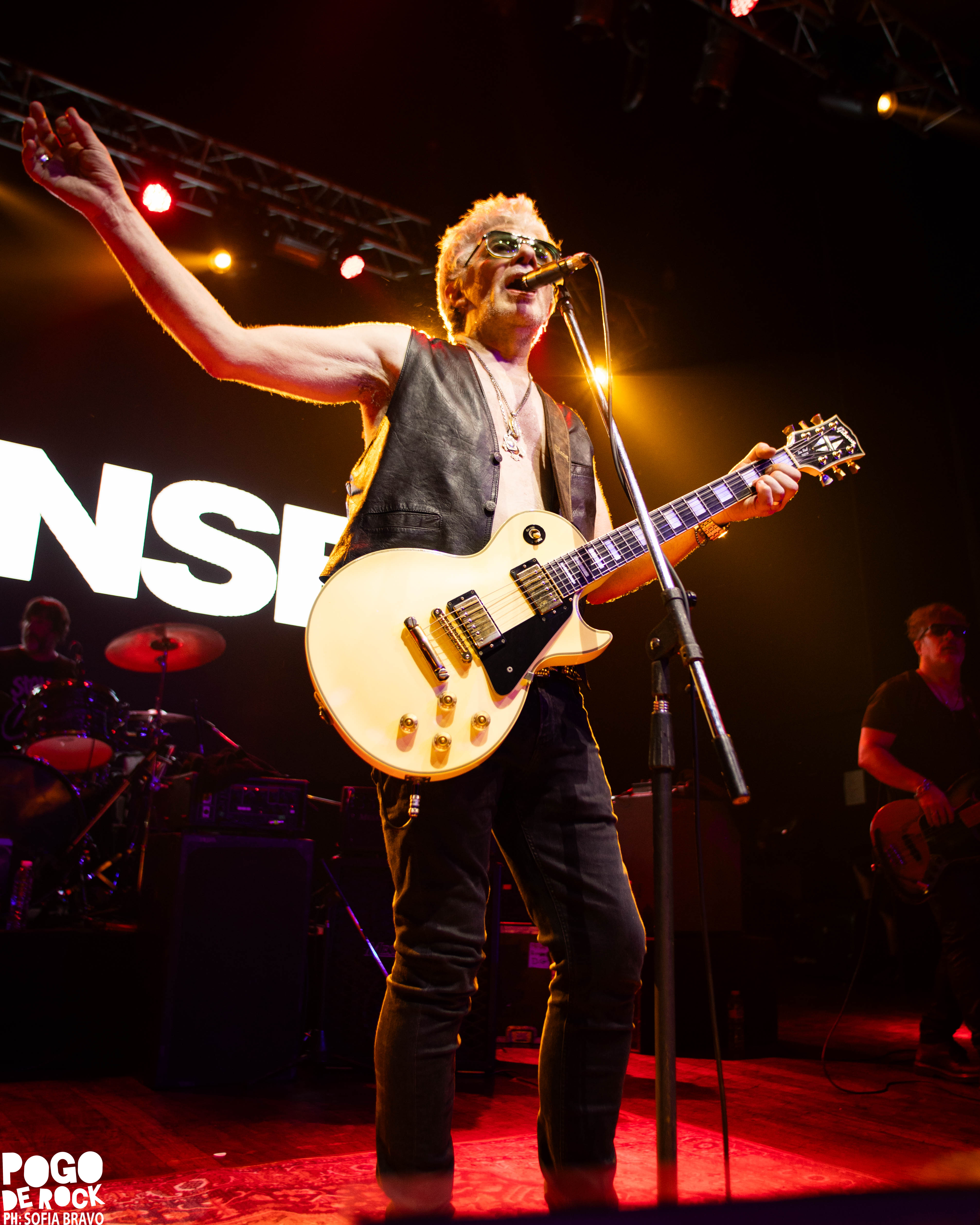 Juanse encendió el Teatro Flores con un show crudo, directo y a puro rock 177