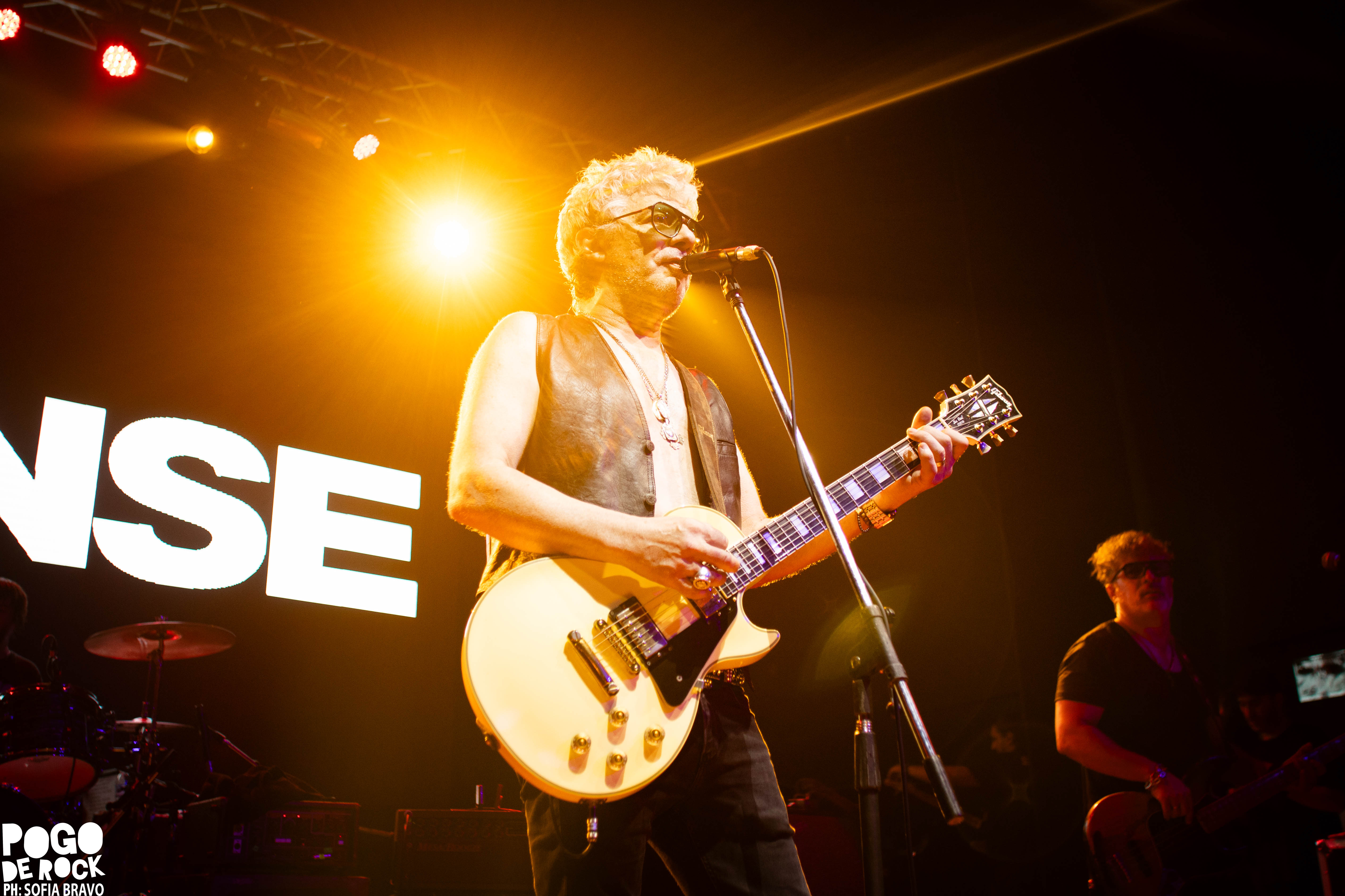 Juanse encendió el Teatro Flores con un show crudo, directo y a puro rock 175