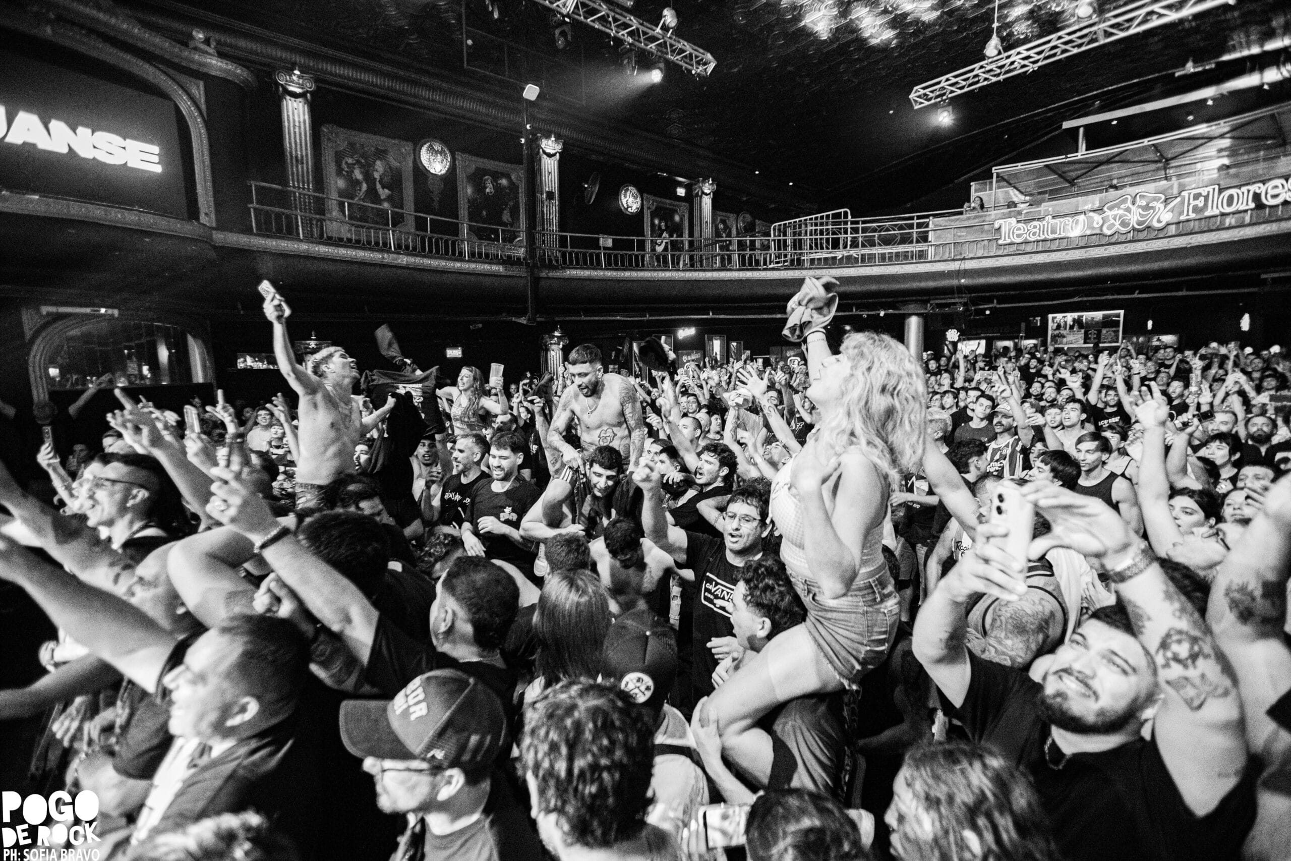 Juanse encendió el Teatro Flores con un show crudo, directo y a puro rock 117