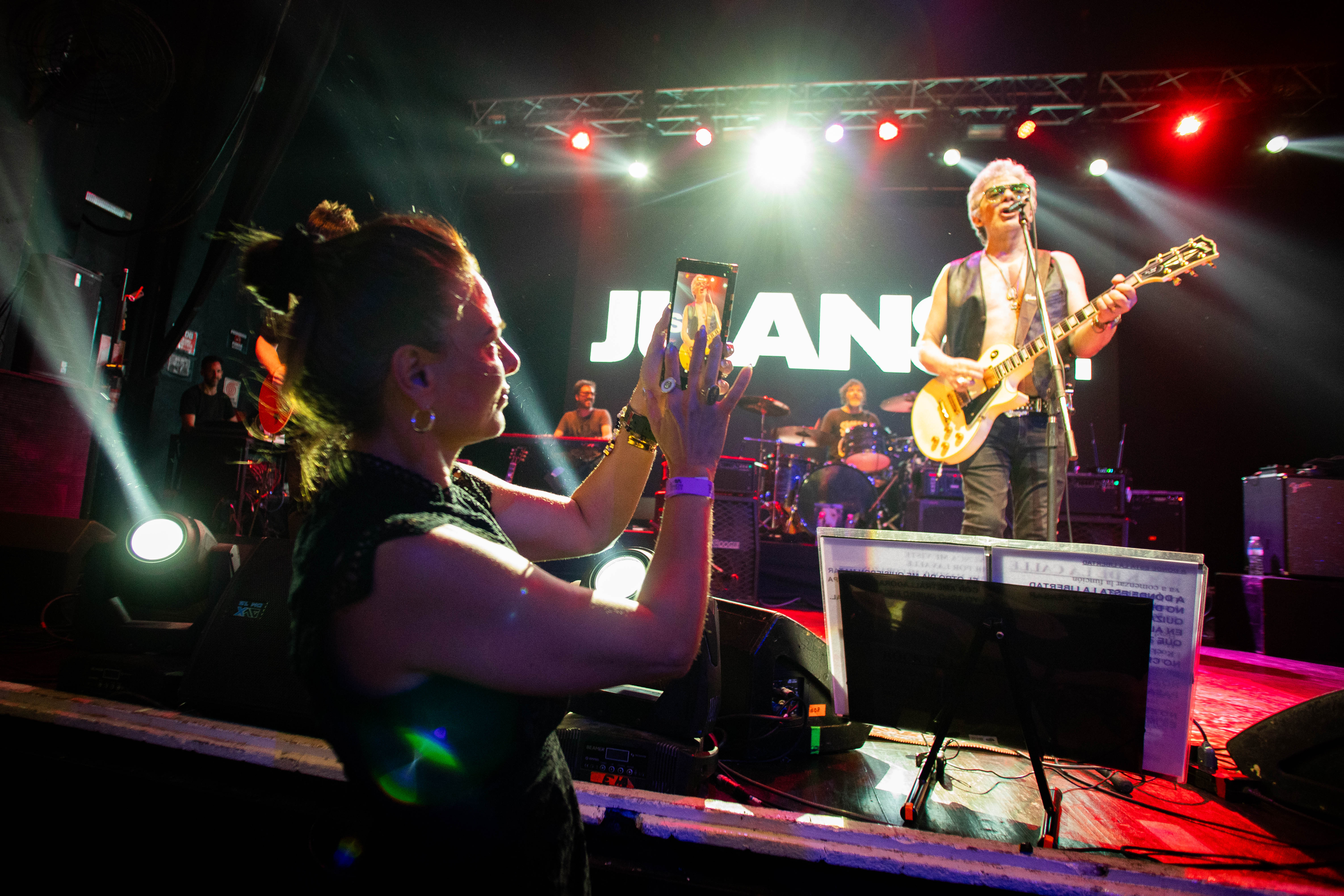 Juanse encendió el Teatro Flores con un show crudo, directo y a puro rock 133