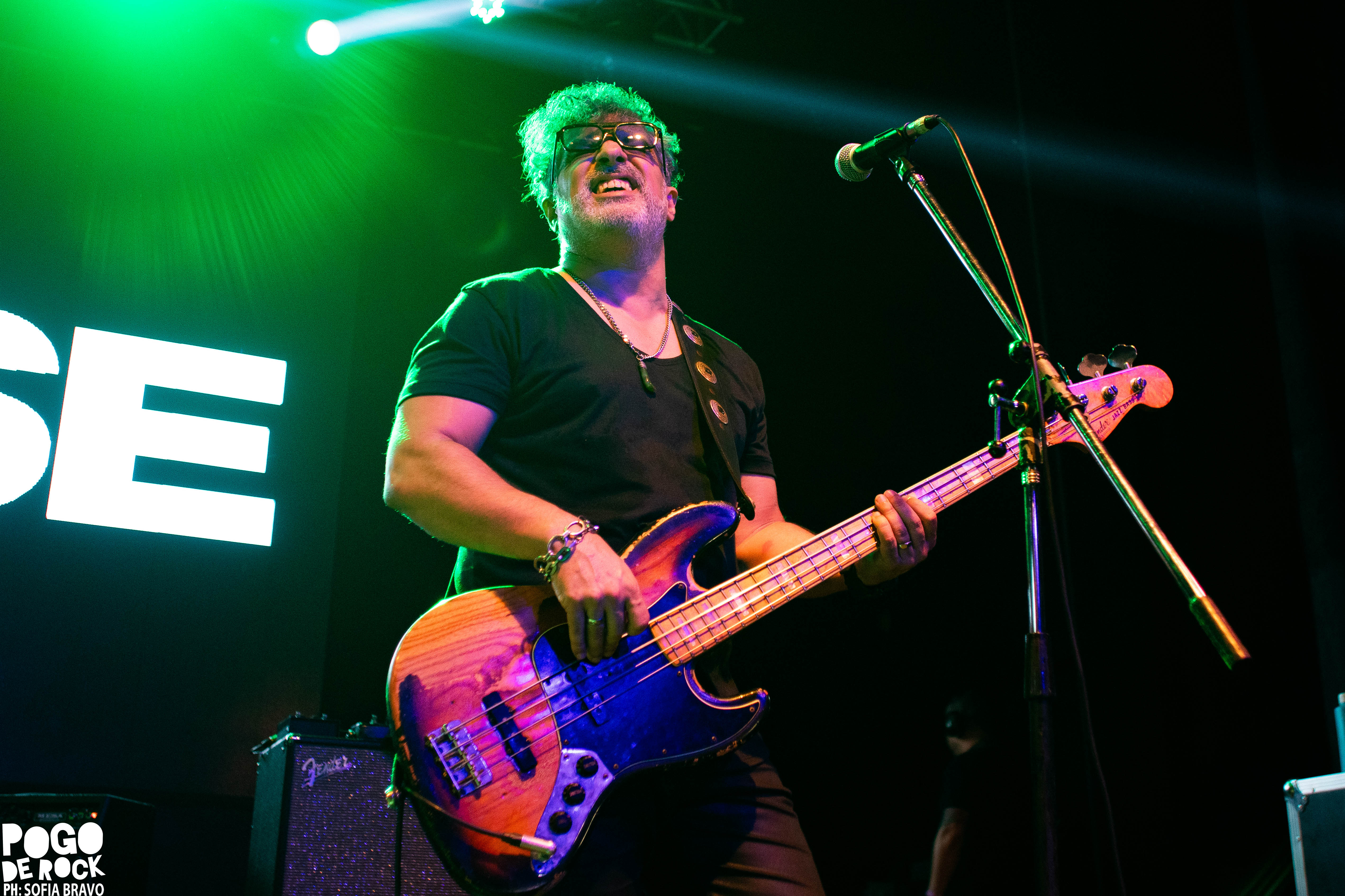 Juanse encendió el Teatro Flores con un show crudo, directo y a puro rock 112