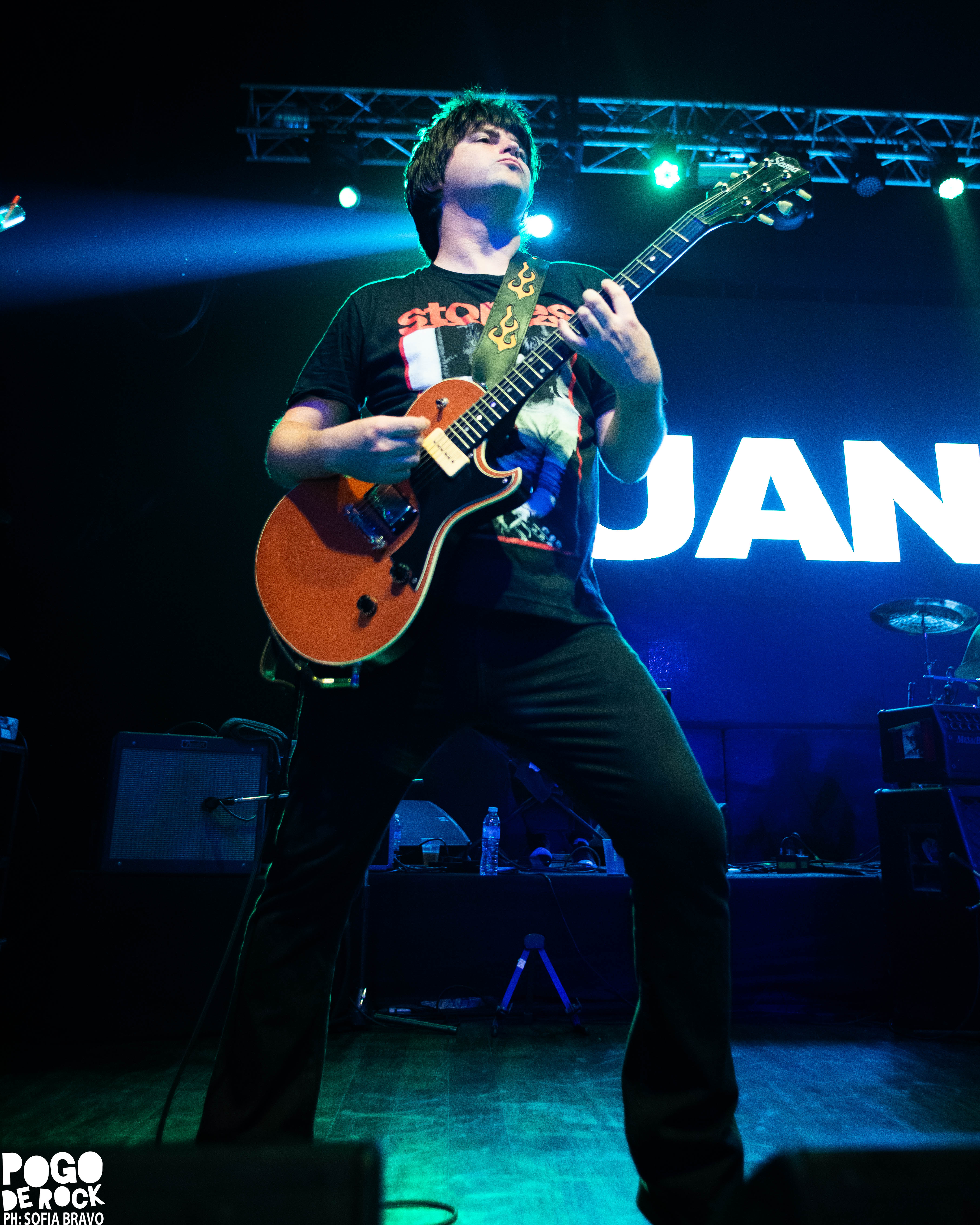 Juanse encendió el Teatro Flores con un show crudo, directo y a puro rock 147