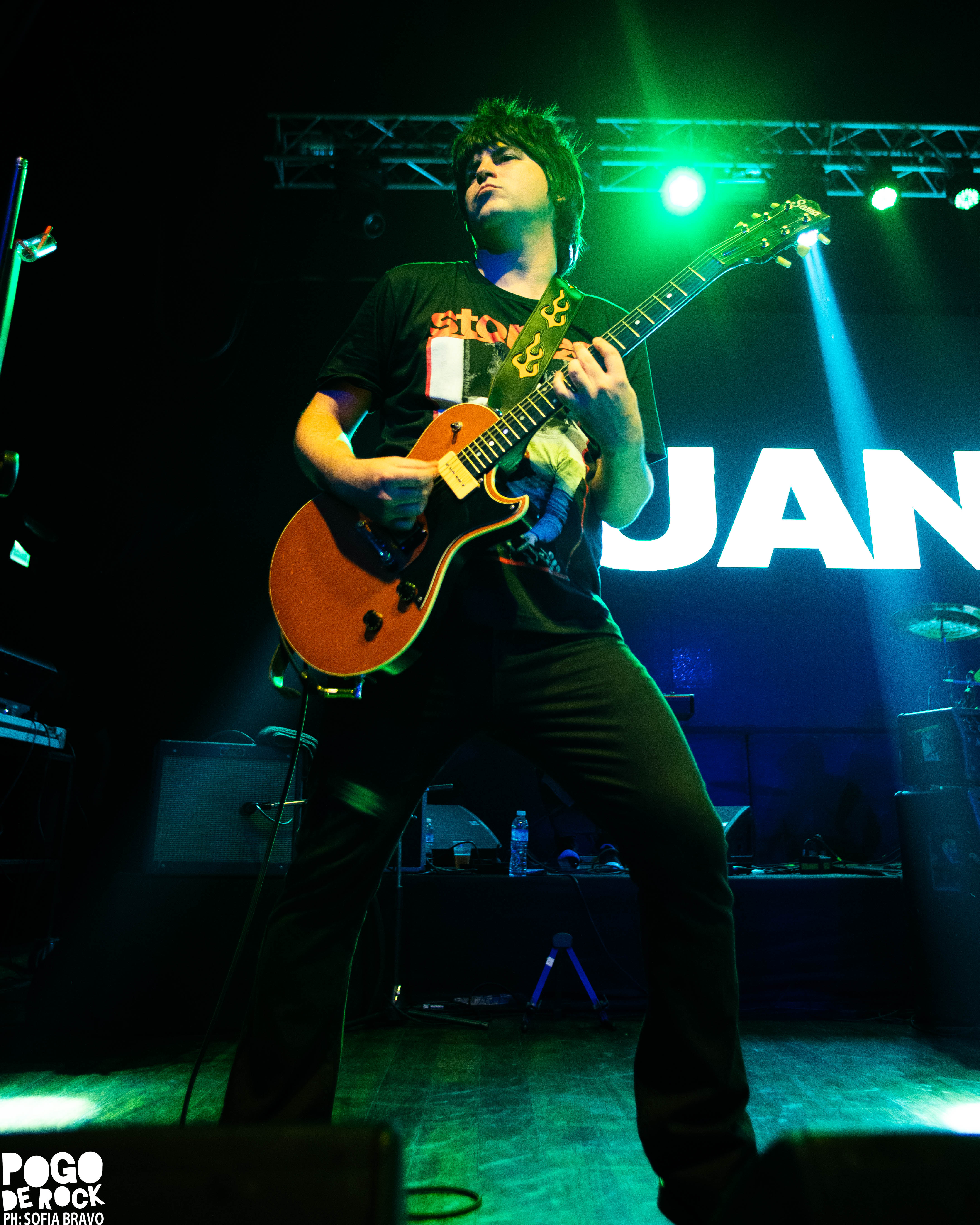 Juanse encendió el Teatro Flores con un show crudo, directo y a puro rock 158