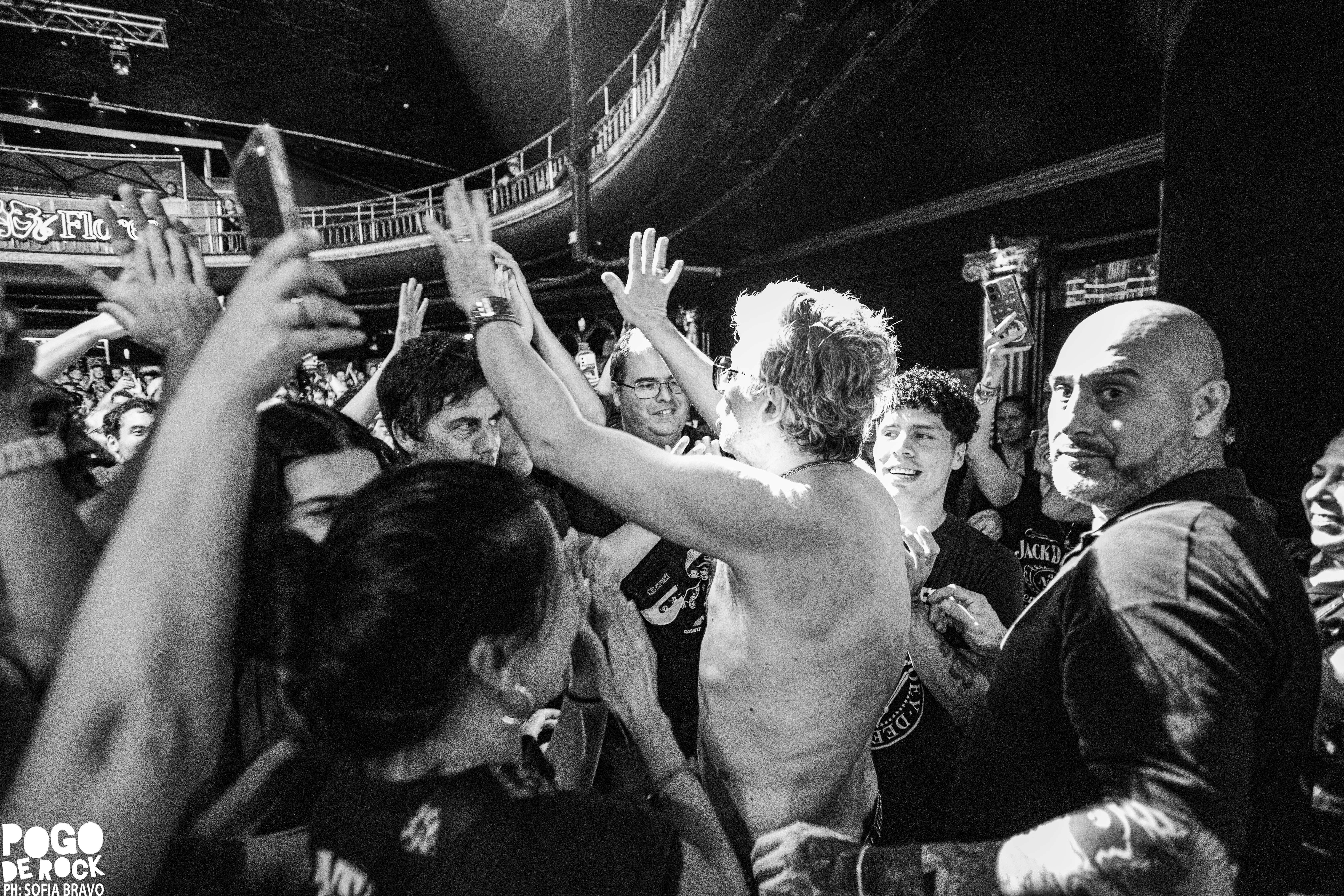 Juanse encendió el Teatro Flores con un show crudo, directo y a puro rock 118