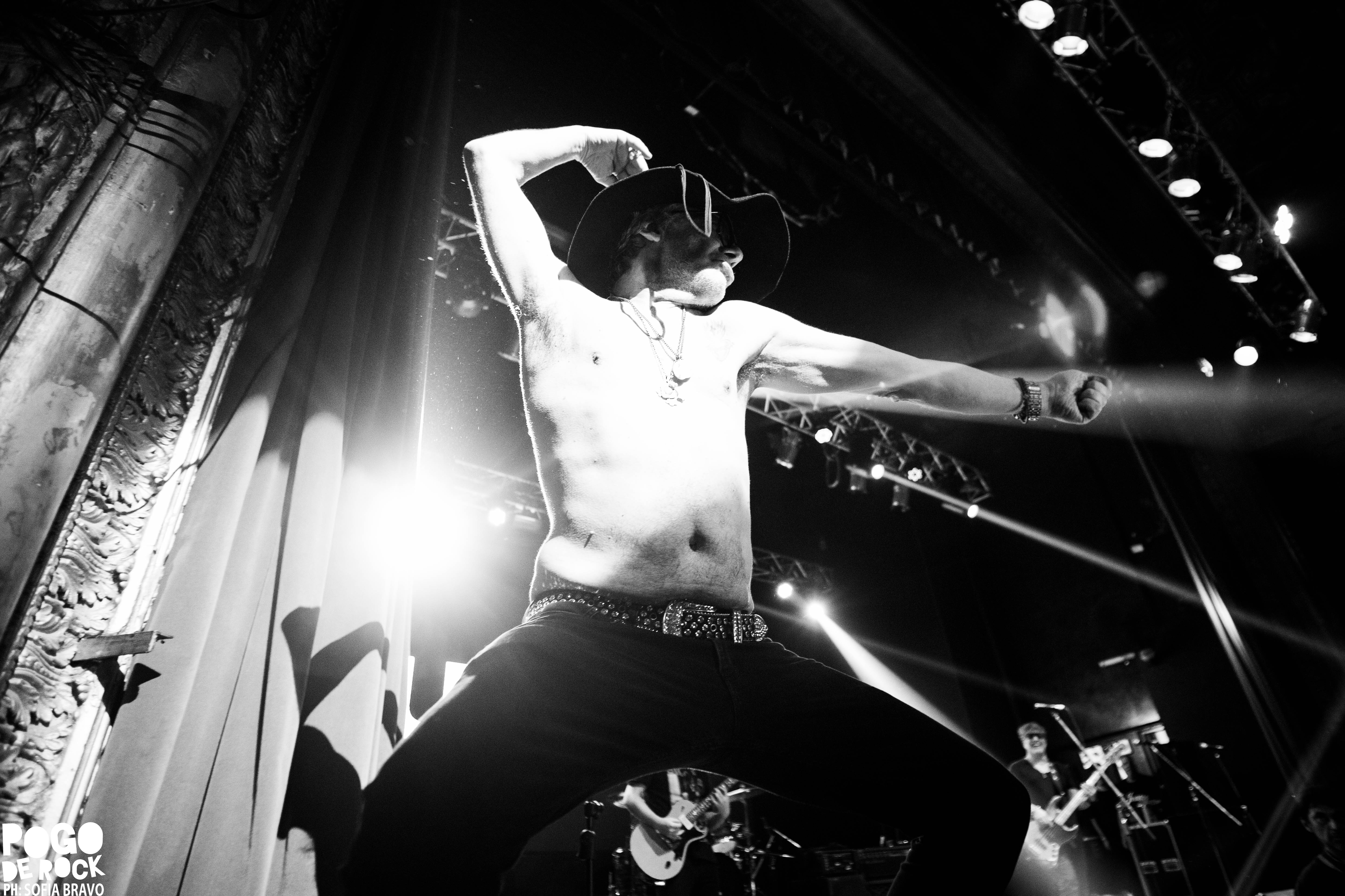 Juanse encendió el Teatro Flores con un show crudo, directo y a puro rock 138