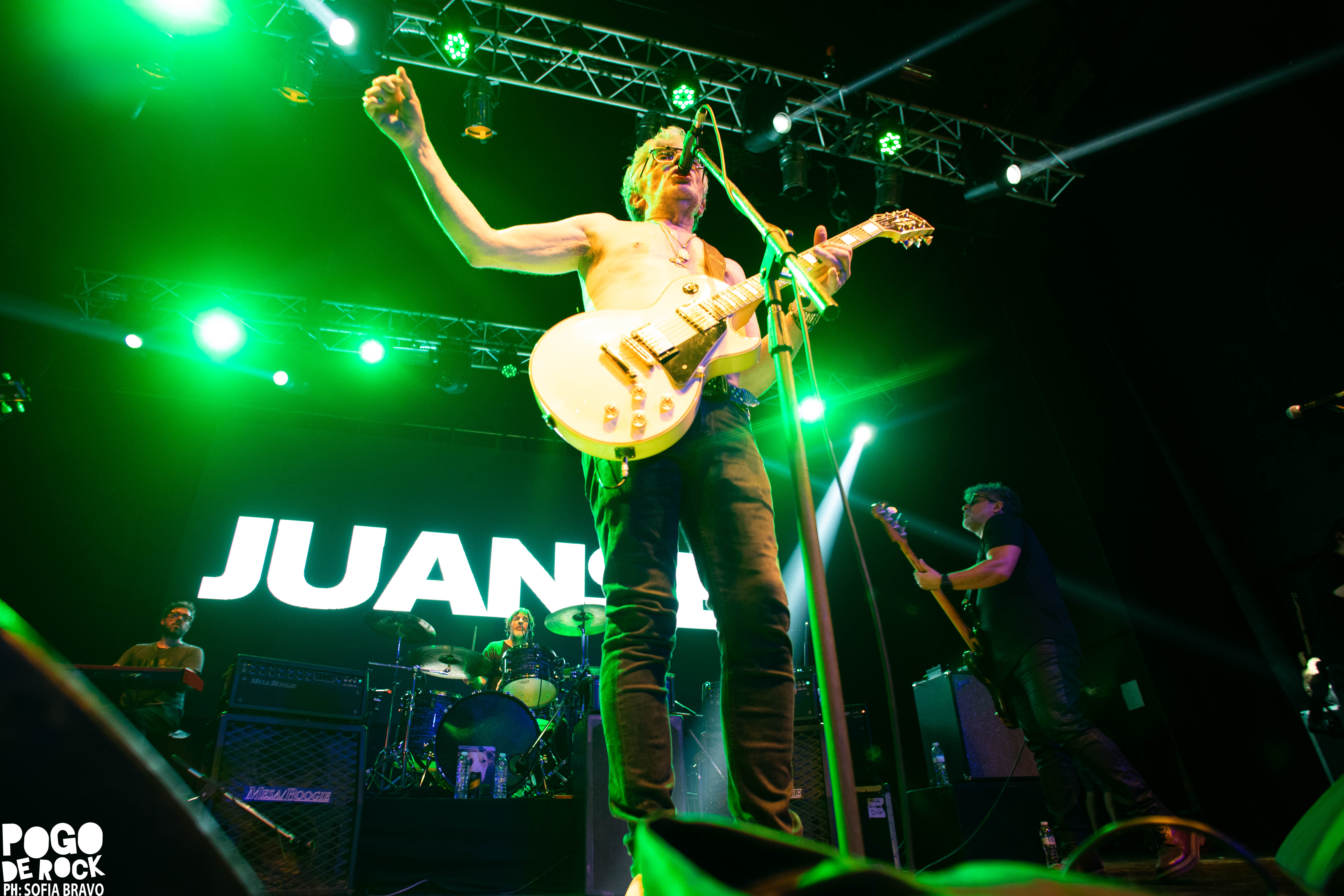 Juanse encendió el Teatro Flores con un show crudo, directo y a puro rock 160