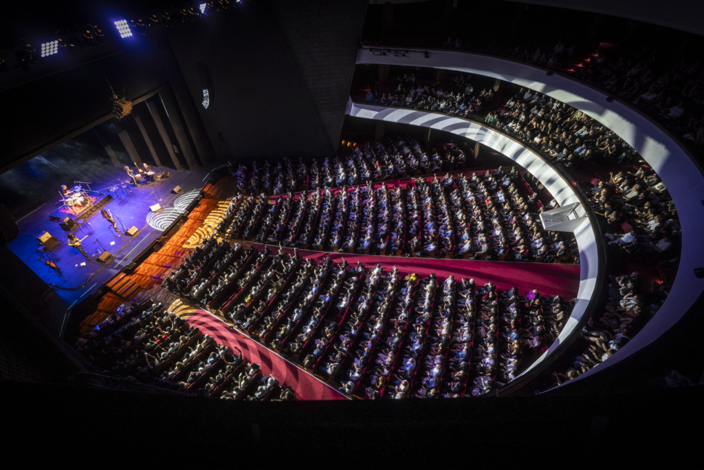 La Banda Sabinera hizo vibrar el Teatro Coliseo y prepara el gran cierre de gira en La Trastienda 28