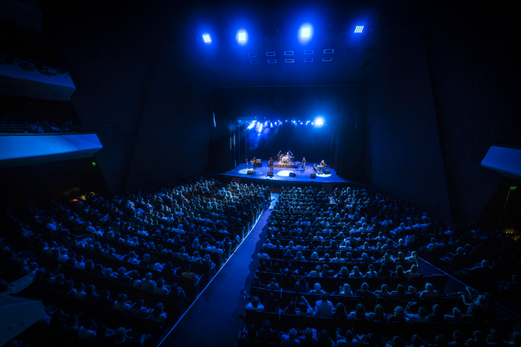 La Banda Sabinera hizo vibrar el Teatro Coliseo y prepara el gran cierre de gira en La Trastienda 30