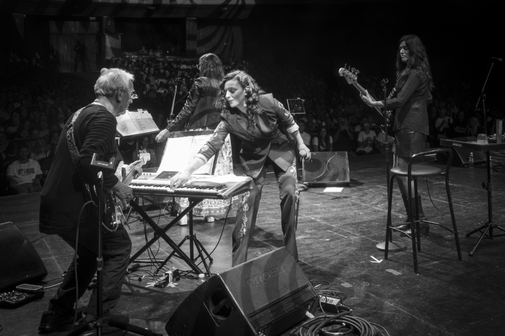 La Banda Sabinera hizo vibrar el Teatro Coliseo y prepara el gran cierre de gira en La Trastienda 23