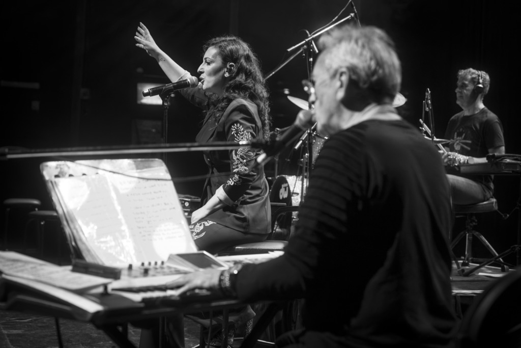 La Banda Sabinera hizo vibrar el Teatro Coliseo y prepara el gran cierre de gira en La Trastienda 22