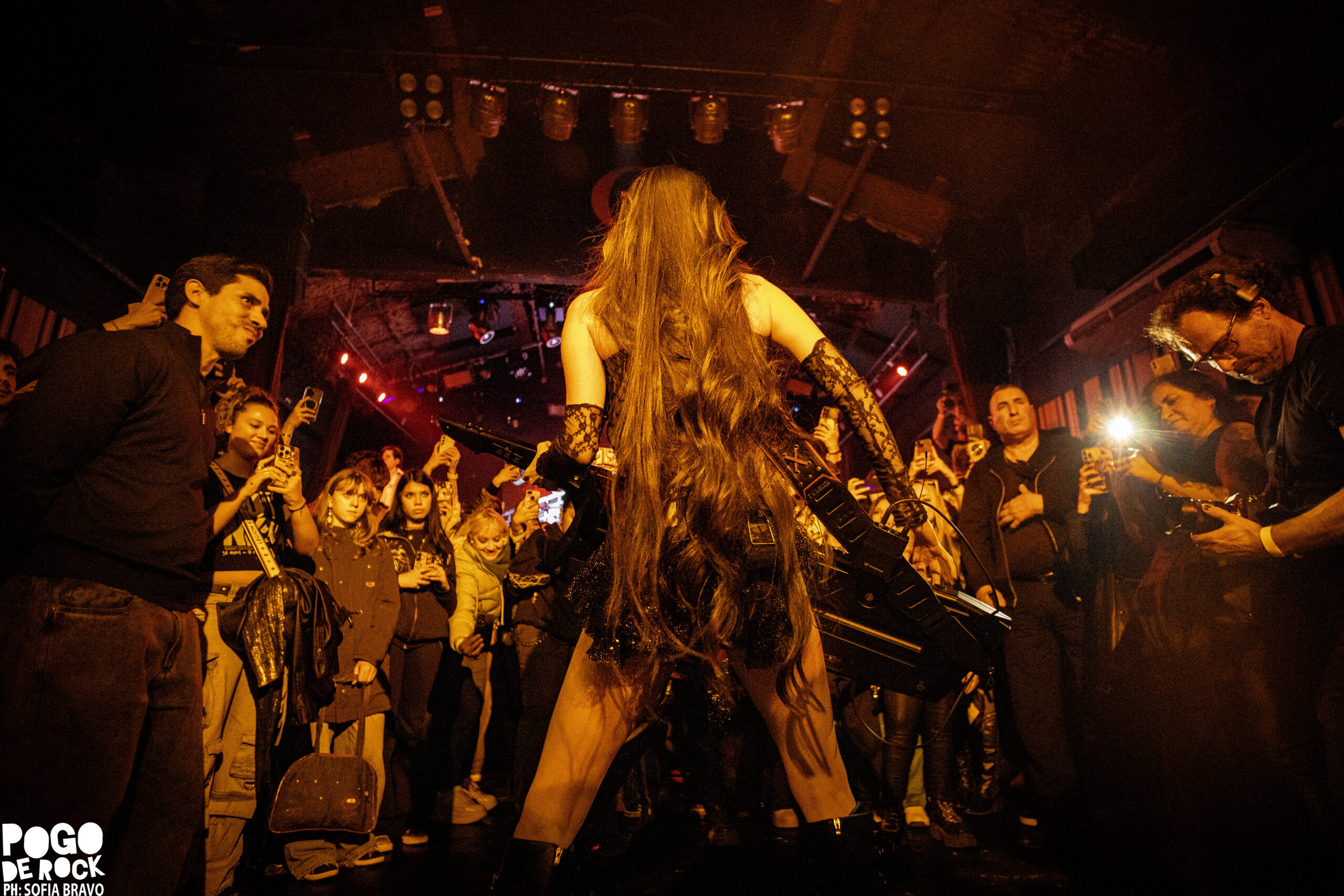 Daniela Milagros presentó “Attention Attention” en The Roxy y confirmó que ya es una de las artistas emergentes más sólidas de la escena 24